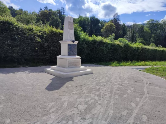 Traitement du pourtour du monument aux morts